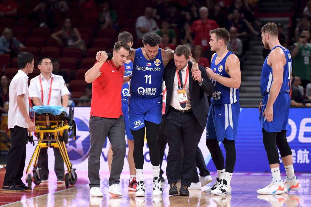 Český basketbalista Blake Schilb se zranil v utkání s Brazílií, z palubovky musel kvůli výronu v kotníku