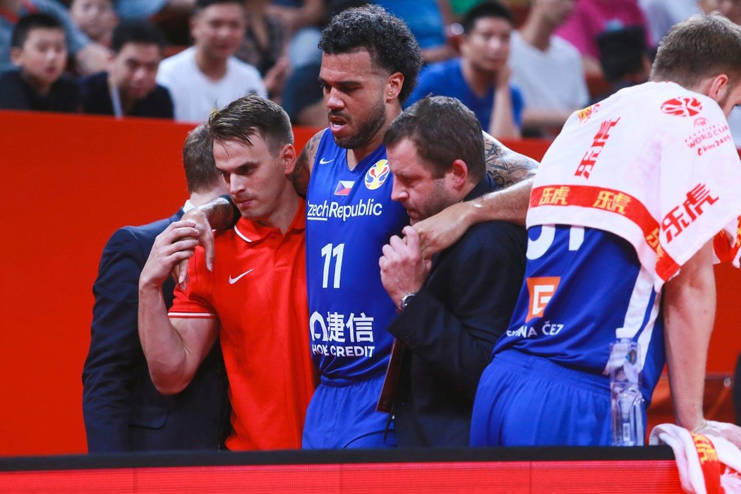 Český basketbalista Blake Schilb se zranil v utkání s Brazílií, z palubovky musel kvůli výronu v kotníku