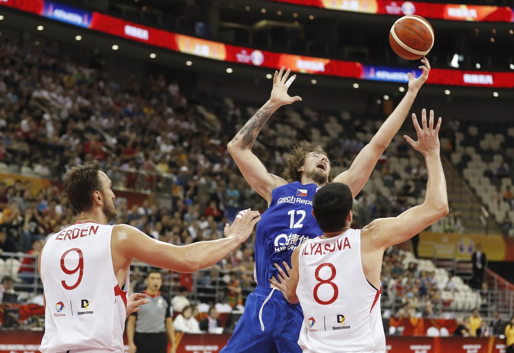 216 centimetrů Ondřeje Balvína působilo tureckým basketbalistům na MS velké problémy.