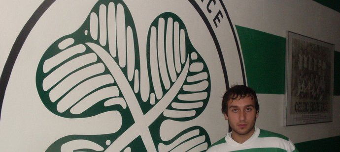 Ondřej Kožíšek pózuje v dresu Celticu u loga slavného klubu