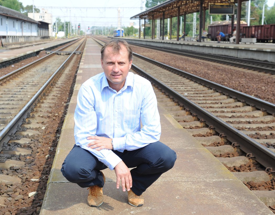 Trenér Martin Pulpit neřídí, a tak ho ve Svitavách, kde od léta trénuje divizního nováčka, můžete pravidelně potkávat na nádraží.