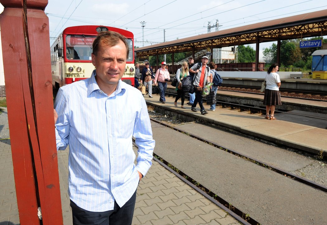 Trenér Martin Pulpit neřídí, a tak ho ve Svitavách, kde od léta trénuje divizního nováčka, můžete pravidelně potkávat na nádraží.