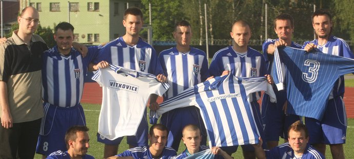 Pokračují v tradici. Fotbalisté Vítkovic 1919 pózují s dresy, v nichž jejich předchůdci získali titul mistra ligy v roce 1986.