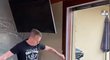 Plzeňský obránce David Limberský přijal výzvu v žonglování s toaletním papírem