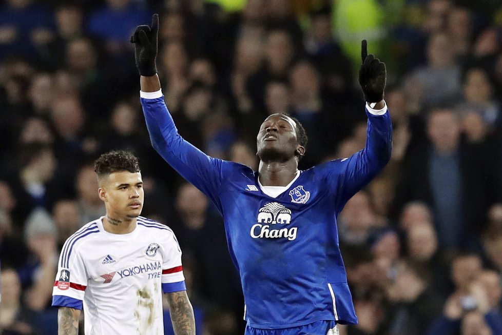 Útočník Evertonu Romelu Lukaku se raduje z branky do sítě Chelsea