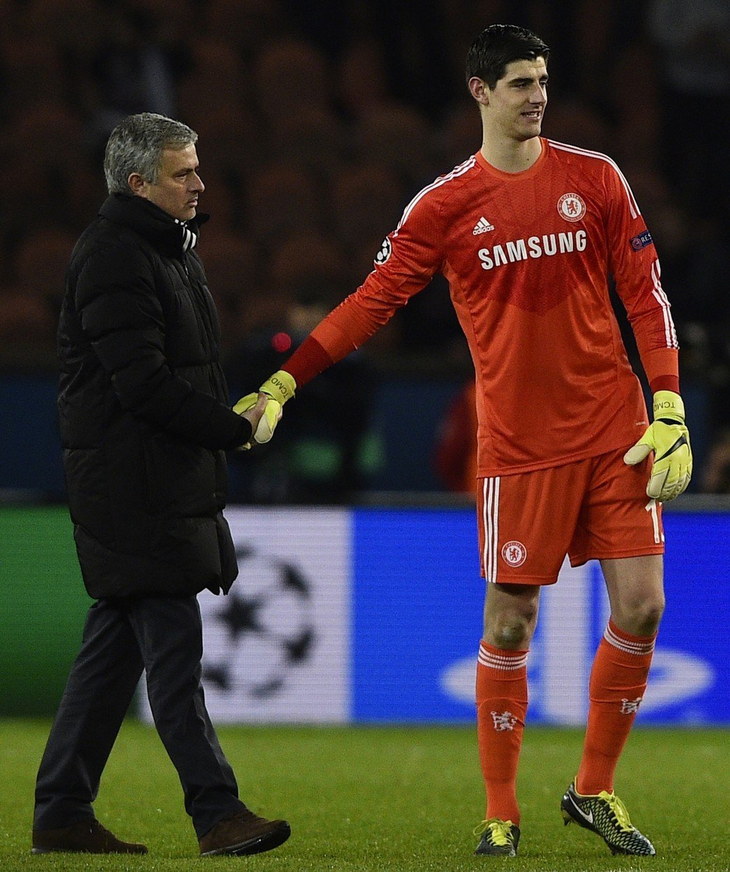 José Mourinho a Thibaut Courtois po remízovém utkání Chelsea na hřišti PSG