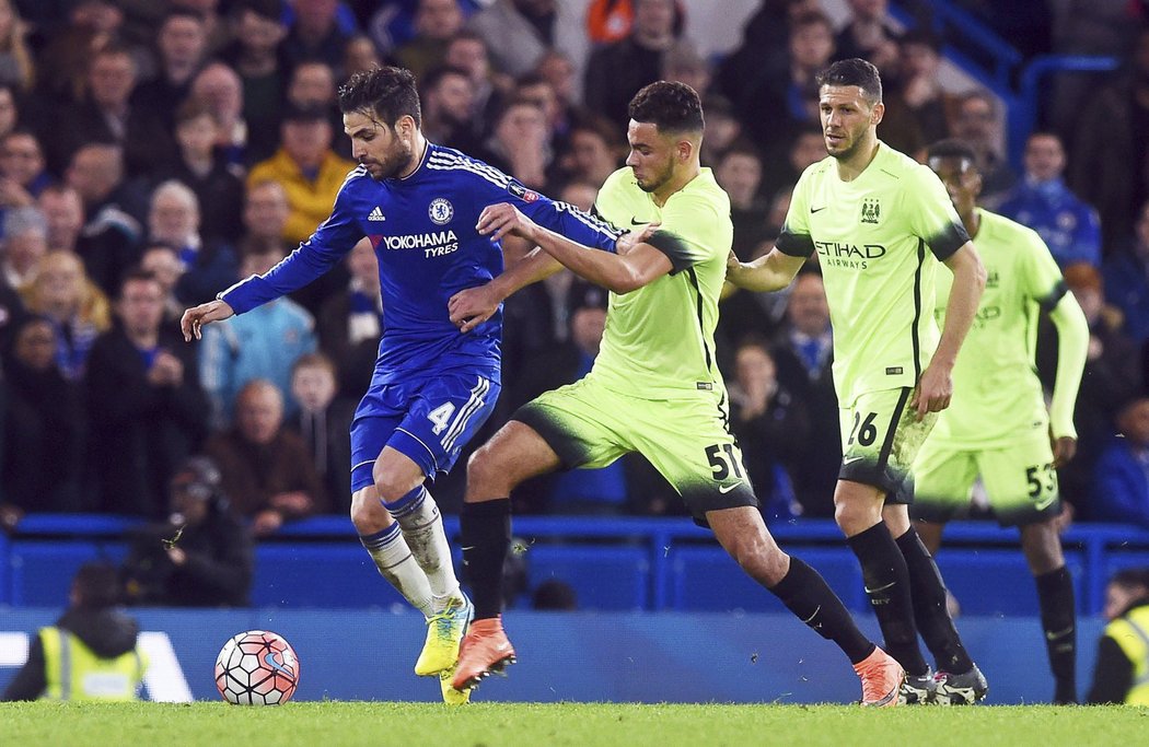 Cesc Fábregas uniká mladíkům z Manchesteru City v osmifinále FA Cupu