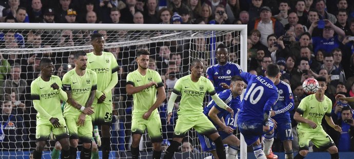 Eden Hazard se v utkání Chelsea s Manchesterem City prosadil gólem z přímého kopu