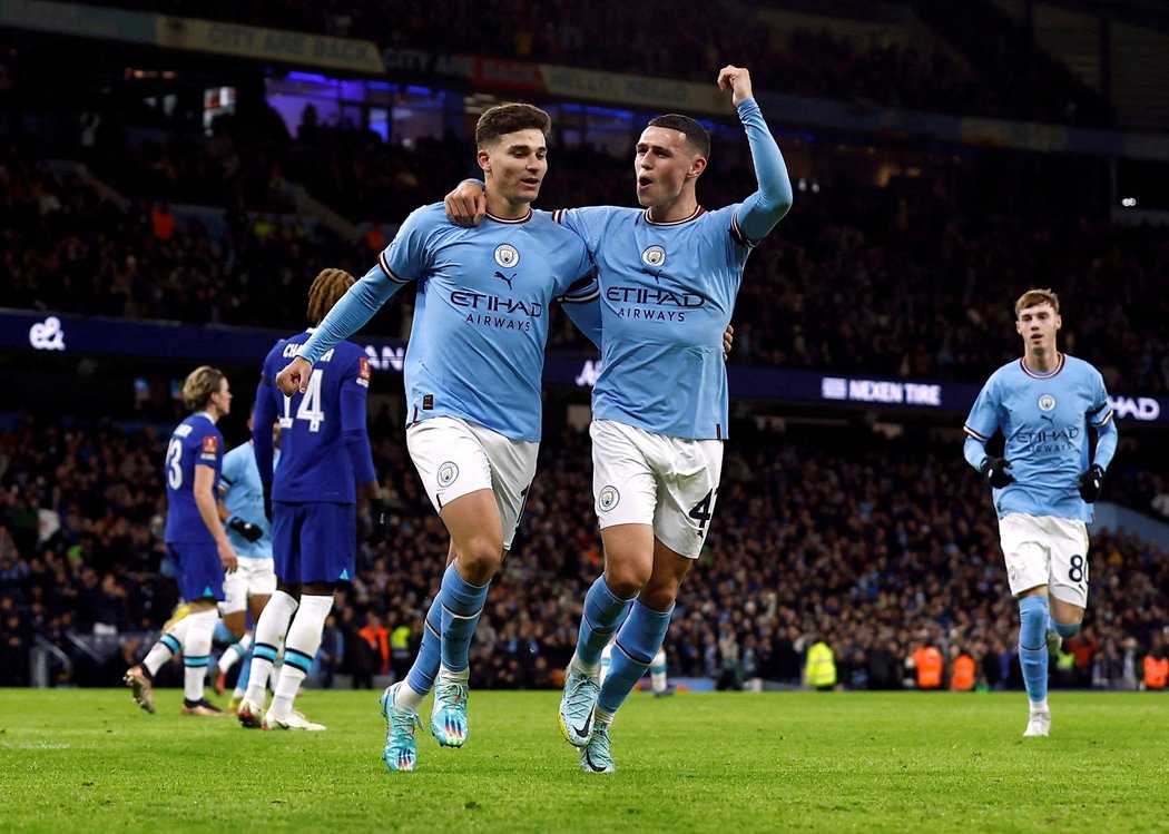 Julian Álvarez a Phil Foden oslavují vstřelený gól