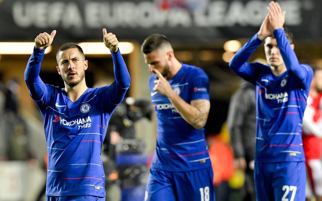 Hvězda Chelsea Eden Hazard děkuje fanouškům po výhře 1:0 na Slavii.