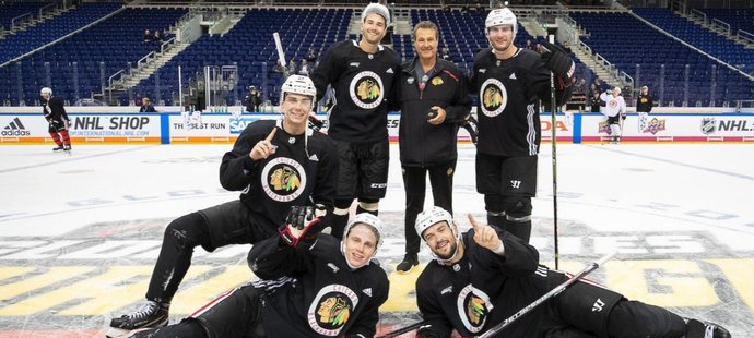 Blackhawks přiletěli do Evropy v pátek, čeká je dnešní úvodní souboj turné v Berlíně proti Eisbären a následný duel s Flyers v pražské O2 Areně.