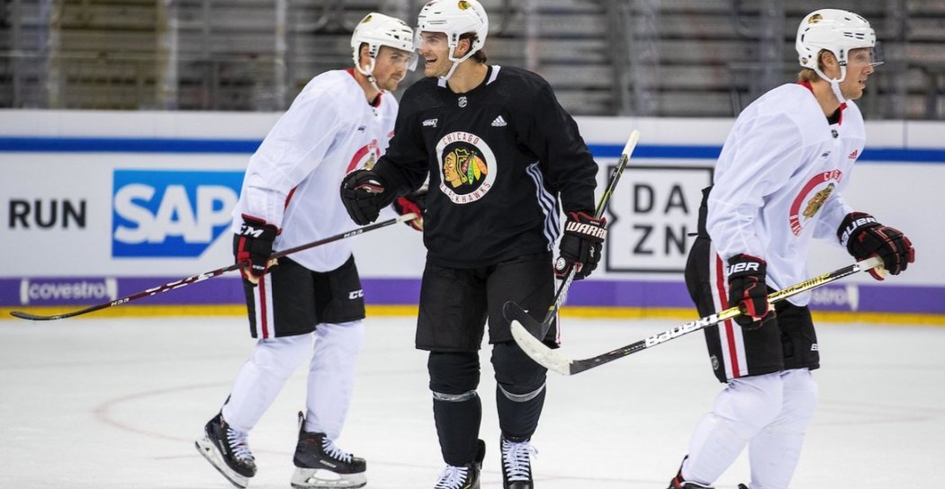 Blackhawks přiletěli do Evropy v pátek, čeká je dnešní úvodní souboj turné v Berlíně proti Eisbären a následný duel s Flyers v pražské O2 Areně.