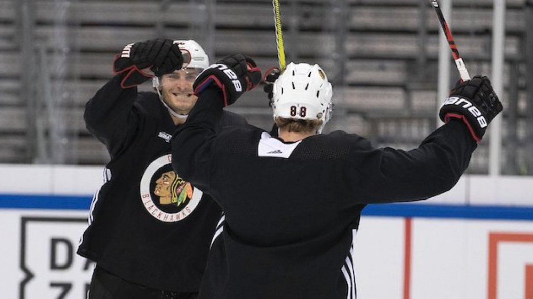 Blackhawks přiletěli do Evropy v pátek, čeká je dnešní úvodní souboj turné v Berlíně proti Eisbären a následný duel s Flyers v pražské O2 Areně.