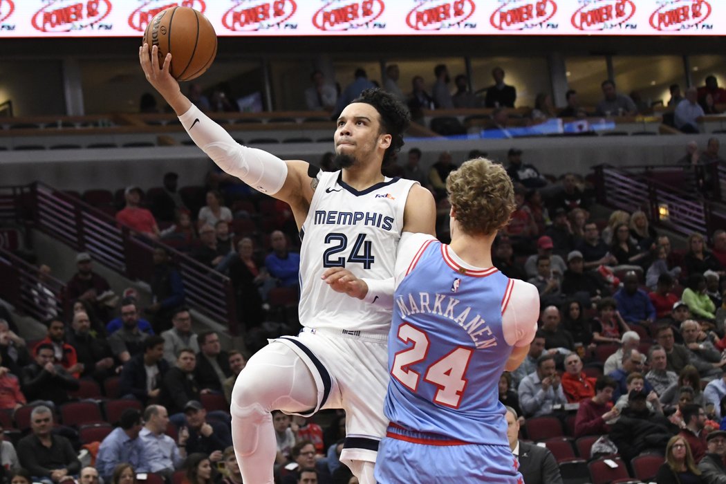 Chicago se v NBA pomalu rozjíždí. Bulls odění do netradičních dresů práškově modré barvy vyhráli podruhé za sebou, Memphis&nbsp;Grizzlies zdolali na domácí palubovce United Center 106:99. 