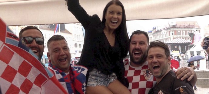 Redaktorka iSport TV Simona Kubišová se ocitla nad hlavami fanoušků Chorvatska