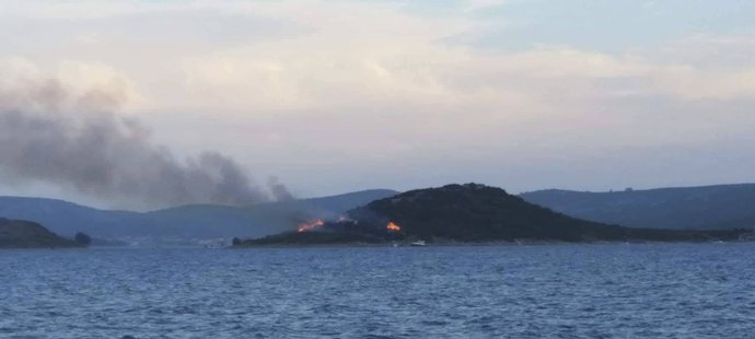 Požár ostrova Galešnjak, který způsobili fanoušci fotbalistů Chorvatska