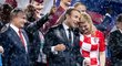Chorvatská prezidentka a francouzský prezident po finále MS, kde slavila titul světových šampionů Francie