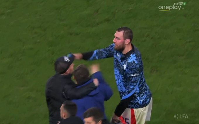 Emoce v Edenu! Lavičky řvaly po sudích i po sobě. Chorý shodil asistentovi kšiltovku Emoce v Edenu! Lavičky řvaly po sudích i po sobě. Chorý shodil asistentovi kšiltovku