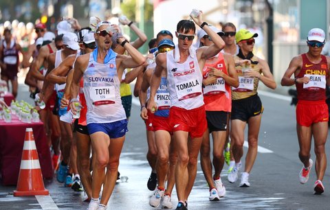 Olympijský závod v chůzi ovládl Polák Dawid Tomala, vlevo obhájce zlata z Ria 2016 Slovák Matej Tóth, který dnes skončil na 14. místě