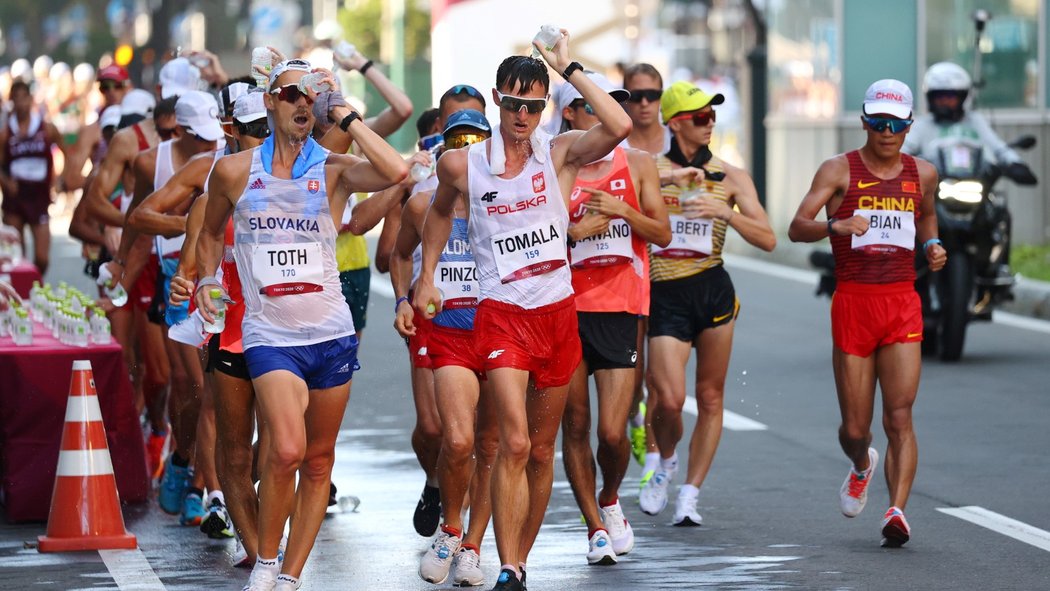 Olympijský závod v chůzi ovládl Polák Dawid Tomala, vlevo obhájce zlata z Ria 2016 Slovák Matej Tóth, který dnes skončil na 14. místě