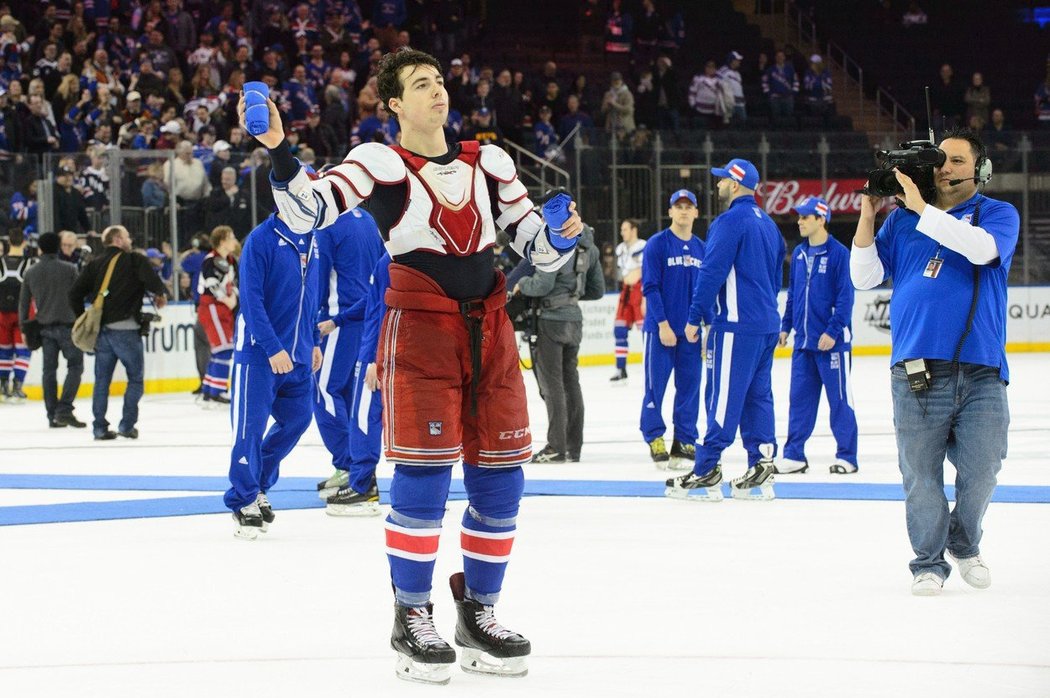 Osmnáctiletý útočník Filip Chytil vstřelil v NHL premiérový gól, kterým zmírnil prohru hokejistů New York Rangers 3:7 s Tampou Bay.