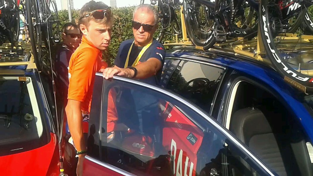 Smutný český cyklista Ondřej Cink poté, co kvůli zdravotním problémům musel vzdát Tour de France