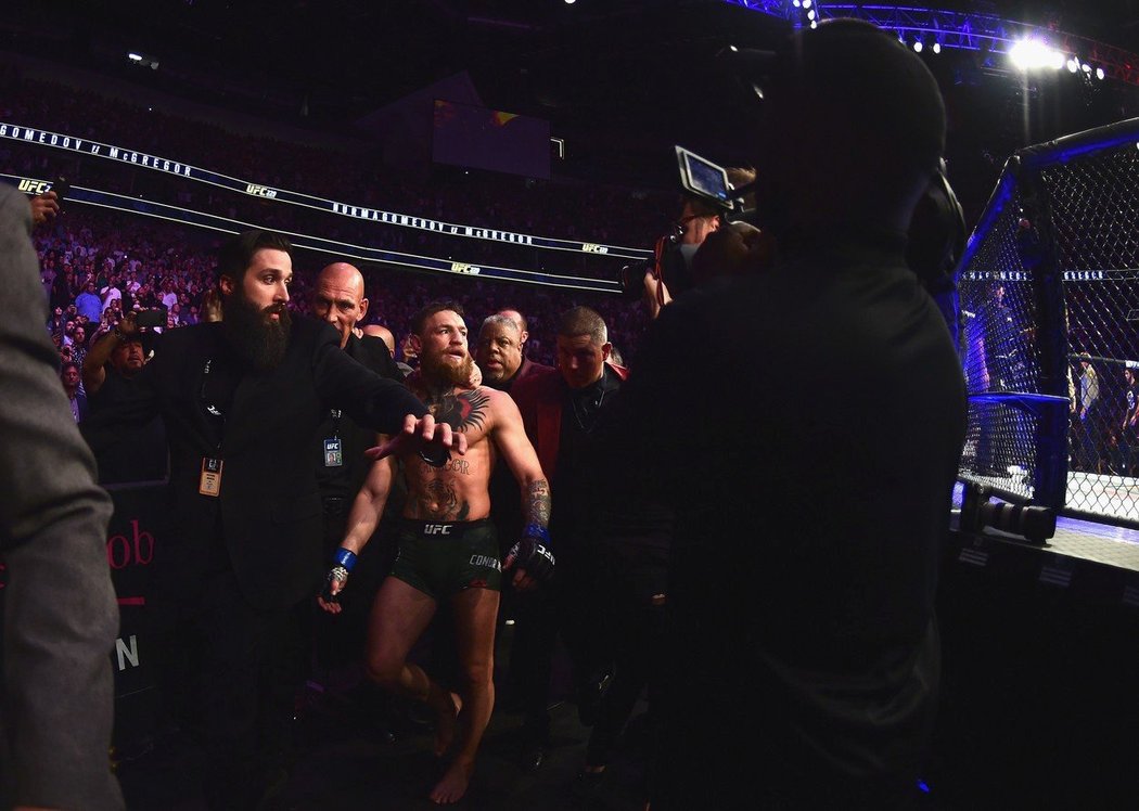 Irský bojovník Conor McGregor prohrál na galavečeru UFC v Las Vegas zápas s Khabibem Nurmagomedovem.