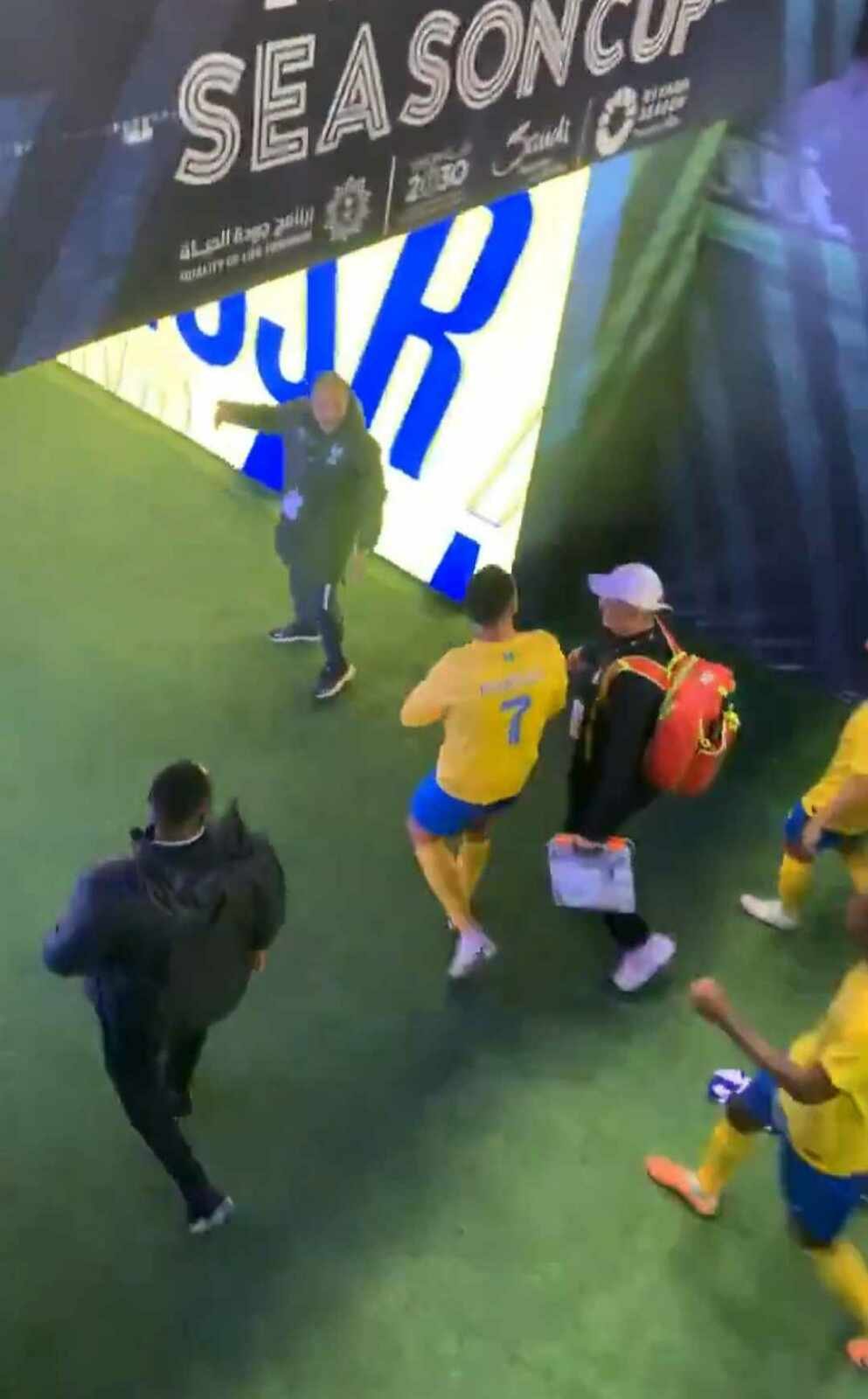 Ronaldo si otírá dres soupeře o rozkrok