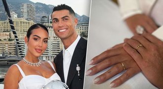 Velký den pro Cristiana Ronalda! Převezl fanoušky a tajně si vzal partnerku Georginu Velký den pro Cristiana Ronalda! Převezl fanoušky a tajně si vzal partnerku Georginu