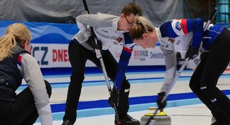 Curlerky udržely naději na olympiádu, ve hře jsou po výhře s Rusy i muži