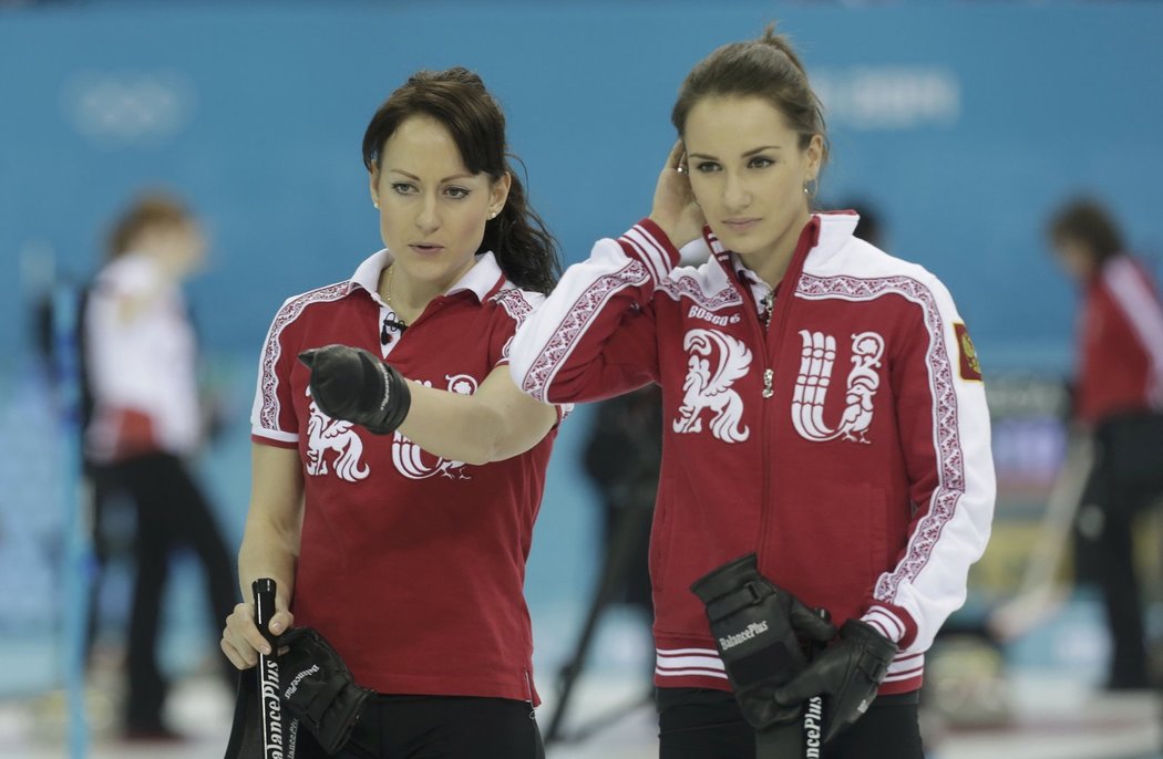 Ruská curlerka Anna Sidorovová (vpravo) svůj tým na olympiádě v Soči nedovedla ani do play off