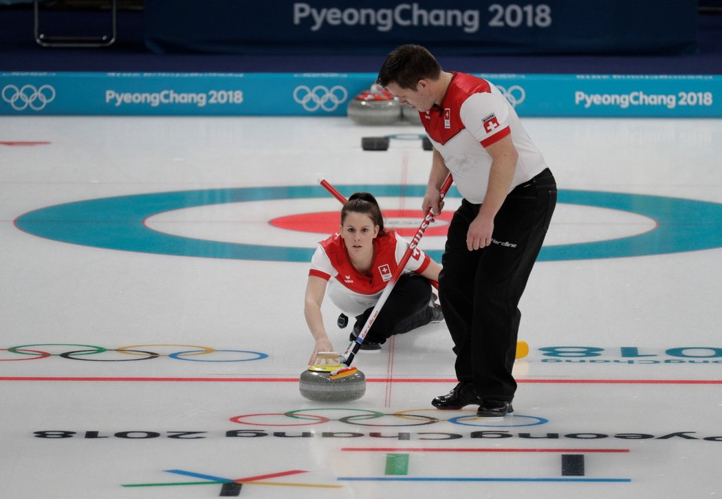 Program zimních olympijských her začal soubojem v curlingu