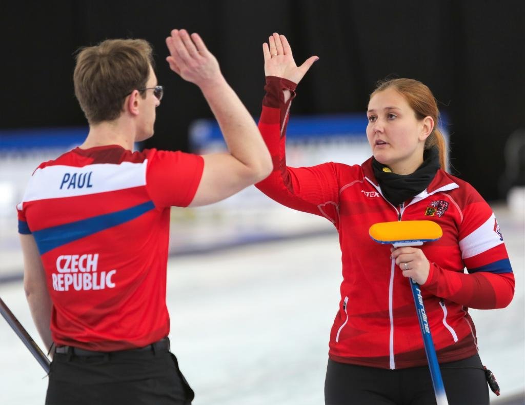 Český pár pro curling na ZOH 2022 v Pekingu: manželé Zuzana a Tomáš Paulovi