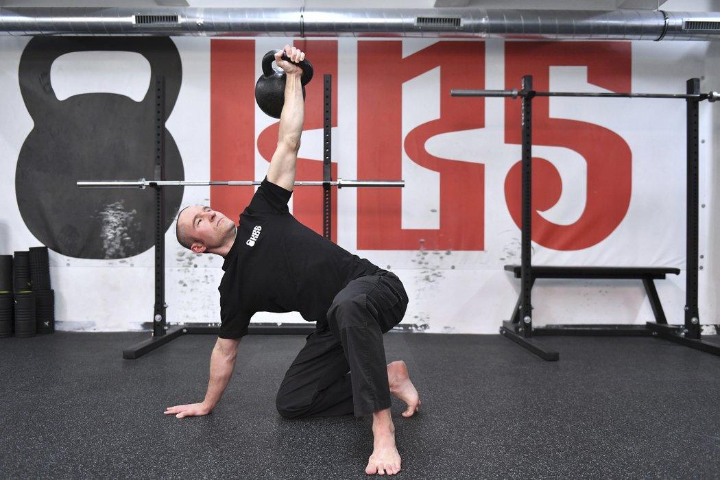 Pavel Macek prozradil, jak správně pracovat se záludnou železnou koulí kettlebell, kterou v Česku proslavil