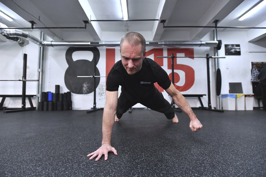 Pavel Macek je vůdčí personou československé sítě škol silového a kondičního tréninku KB5, jako Master Instructor reprezentuje prestižní školu síly StrongFirst