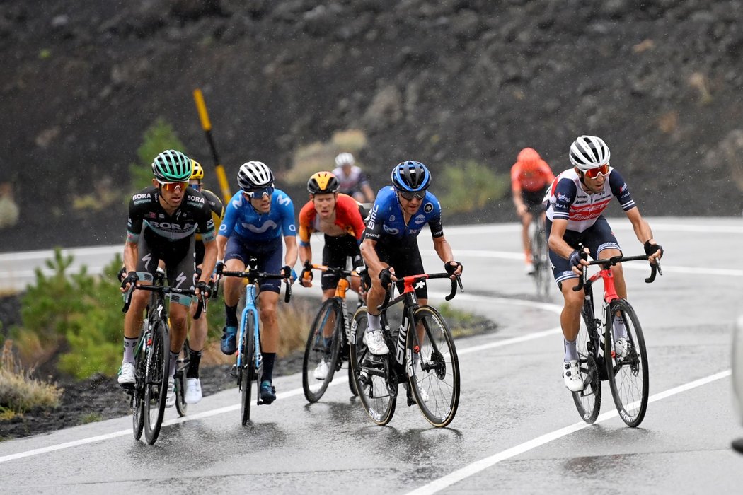 Závěr třetí etapy Gira přinesl pro cyklisty nepříjemné deštivé podmínky