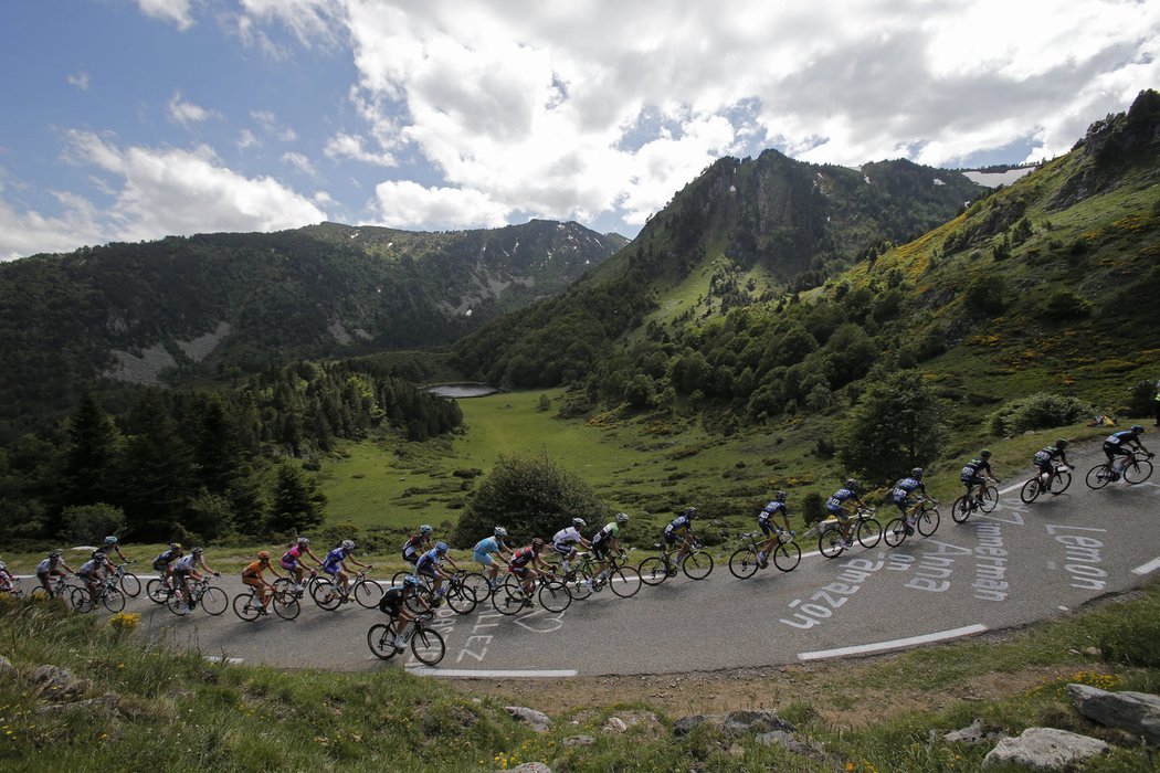 Peloton cyklistické Tour de France poprvé zamířil do Pyrenejí.