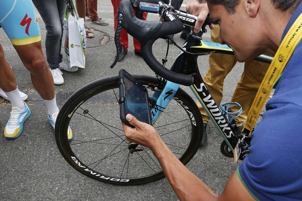 Tisíce kontrol k odhalení případného mechanického dopingu (motorů v kolech) provedli už komisaři během Tour de France.