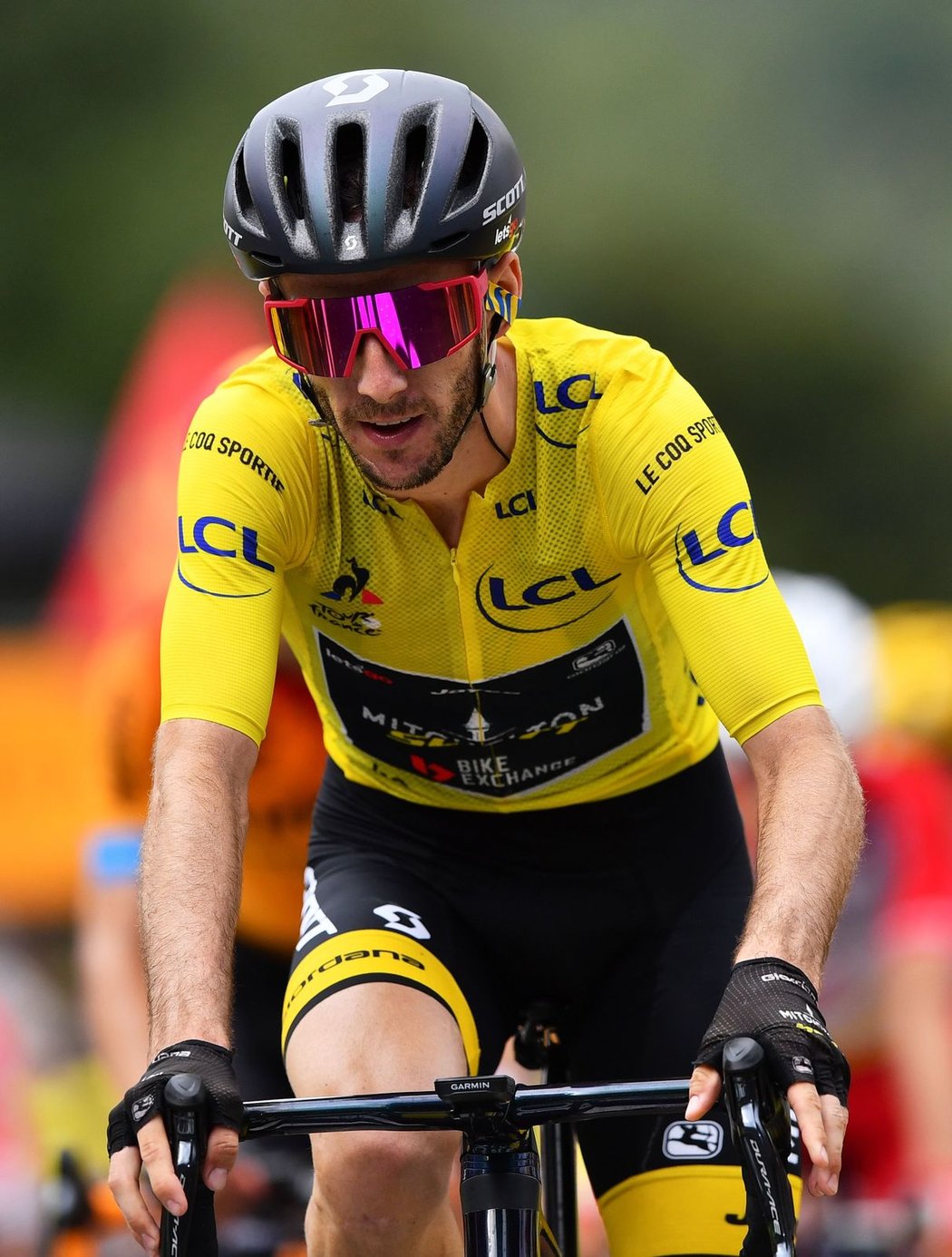 Adam Yates na Tour drží žlutý dres