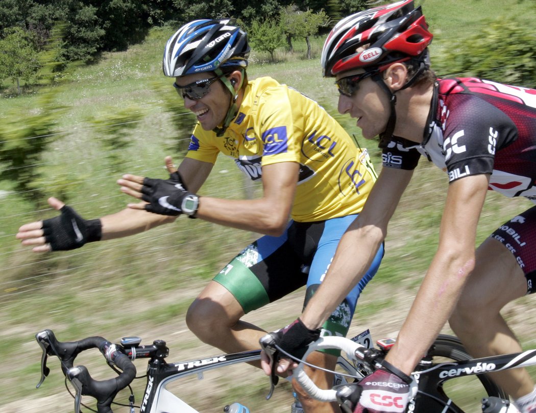 Dvojnásobný vítěz Tour de France Alberto Contador se zotavuje z rozsáhlé operace. Na snímku s Kurtem Arvesenem