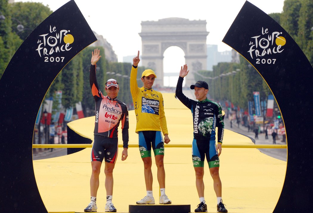 Někdejší hvězdný cyklista Alberto Contador (uprostřed) se svěřil, že měl v těle více jak sto nádorů! Naštěstí už jsou ale všechny venku