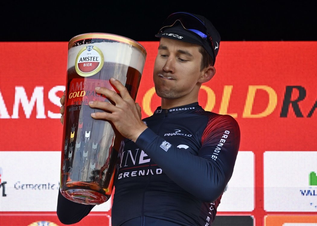Michal Kwiatkowski slaví triumf na Amstel Gold Race 2022, který potvrdil až fotofiniš