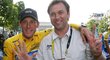 Archivní foto: Lance Armstrong a Johan Bruyneel společně oslavují cyklistův 7. triumf na Tour de France