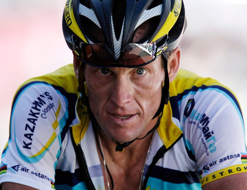 Bývalý americký cyklista Lance Armstrong se přiznal k dopingu, jeho dřívější chvání odsuzují světové osobnosti
