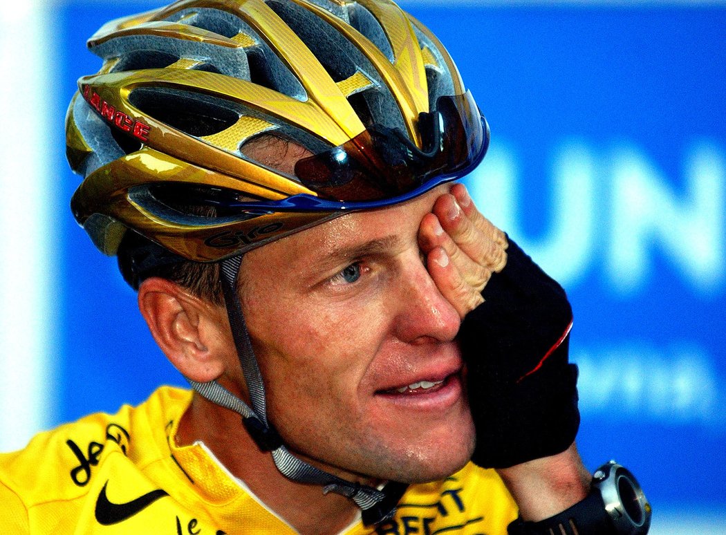 Američan Lance Armstrong nebyl pořadateli slavné cyklistické Tour de France na slavnost, která se uskuteční v cíli závodu