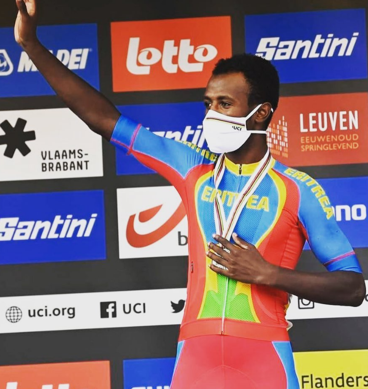 První velkou klasiku sezony vyhrál Eritrejec Biniam Girmay