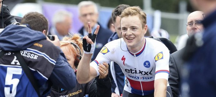 Český cyklista Petr Vakoč se raduje po triumfu v jarní klasice Brabantský šíp