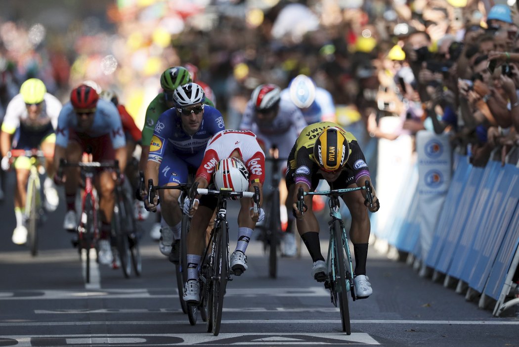 Dylan Groenewegen (vpravo) nepřidal další vítězství týmu Jumbo-Visma na Tour de France. O milimetry prohrál s Calebem Ewanem