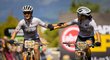 Česká bikerka Kateřina Nash (vlevo) se Sofií Gomez Villafanne z Argentiny dojíždějí do cíle závěrečné sedmé etapy závodu dvojic na horských kolech Cape Epic v Jihoafrické republice.