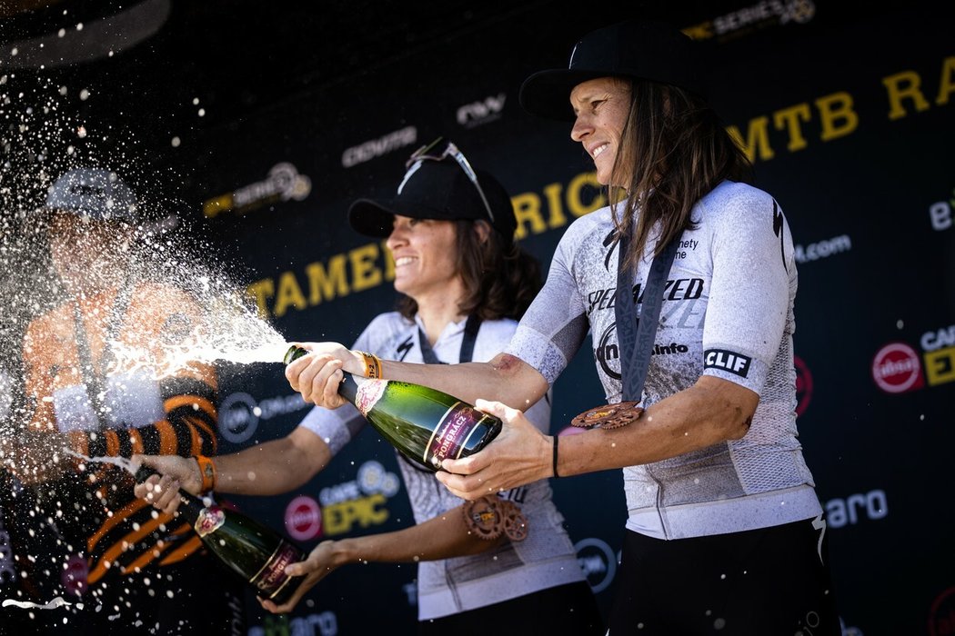 Česká bikerka Kateřina Nash (vpravo) skončila se svou týmovou partnerkou Sofií Gomez Villafanne z Argentiny na třetím místě v etapovém závodě dvojic na horských kolech Cape Epic v Jihoafrické republice. 
